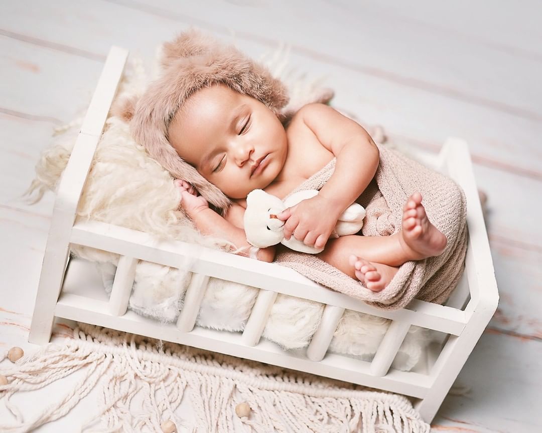 Shop White Cradle Style Wooden Bed for Baby Photoshoot ŌĆō Littolo