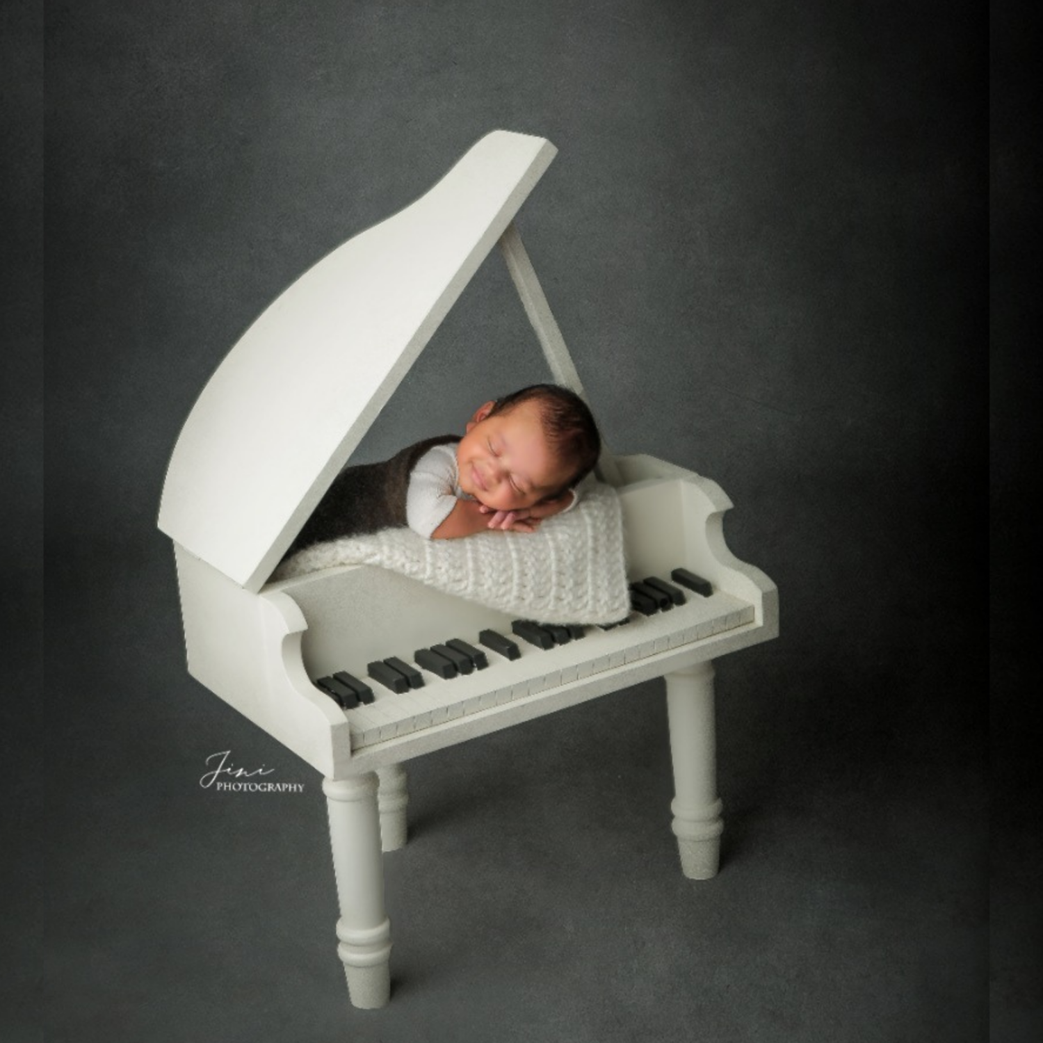 Royal Baby Piano | Wooden Decorative | Off White