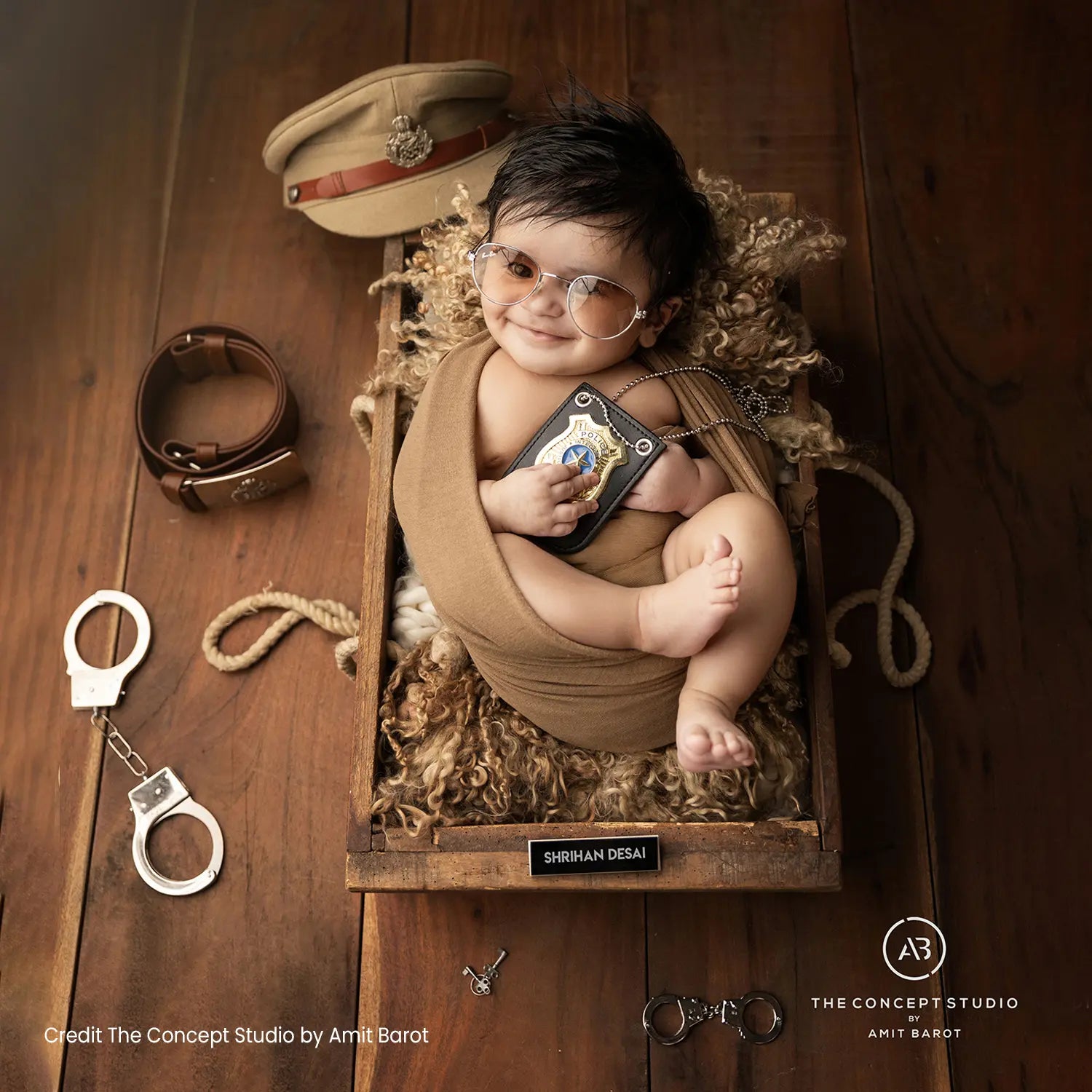 Police Theme Metal badge and Metal handcuffs Accessory Set D085 | Pack of 1 | Black